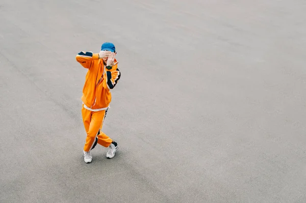 Hombre Ropa Casual Casual Bailando Hip Hop Sobre Fondo Asfalto — Foto de Stock