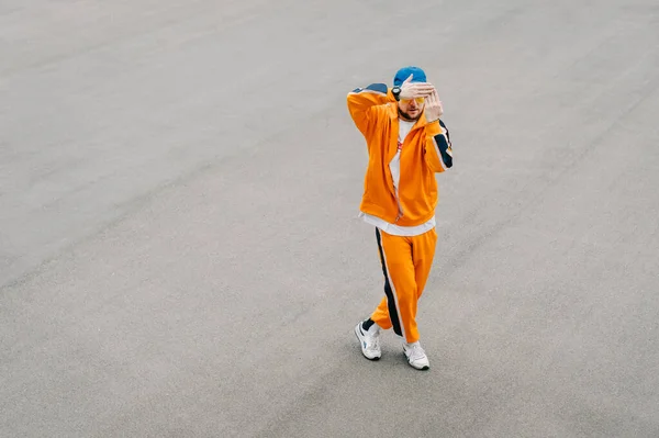 Χορεύτρια Δρόμου Δείχνει Hip Hop Απόδοση Γκρι Φόντο Άσφαλτο Πάνω — Φωτογραφία Αρχείου