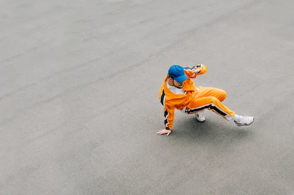 Foto Ballerino Strada Elegante Che Mostra Prestazioni Breakdance Sfondo Asfalto — Foto Stock