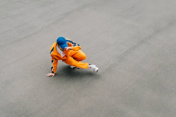 Bailarina Callejera Ropa Naranja Bailando Hip Hop Sobre Fondo Asfalto —  Fotos de Stock