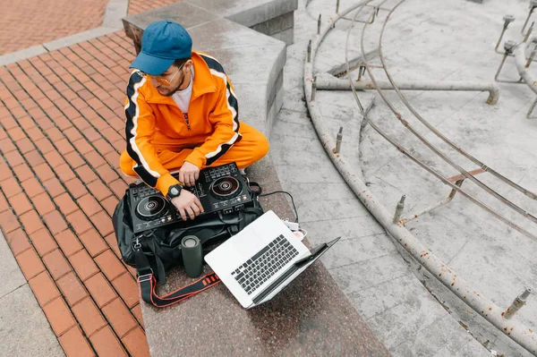 Elegante Giovanotto Seduto Strada Con Controller Colonna Musicale Laptop Che — Foto Stock