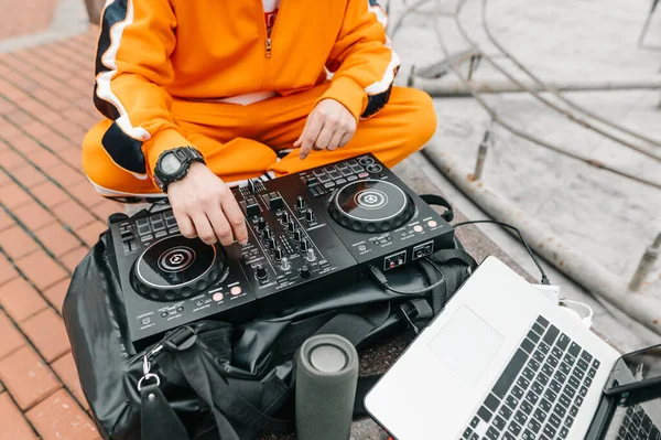 컨트롤러를 길거리에서 음악을 연주하는 사진입니다 남자는 모자이크에서 음악을 연주하고 노트북 — 스톡 사진