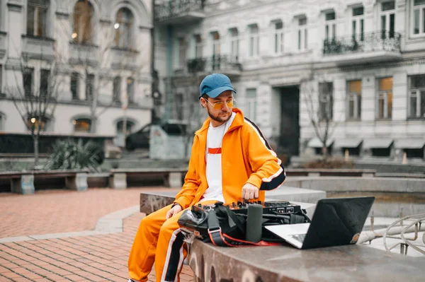 Stylový Mladý Muž Sedící Ulici Ovladačem Hudebním Sloupkem Laptopem Hrající — Stock fotografie