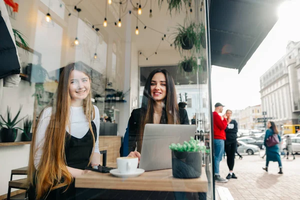 Zwei Glückliche Mädchen Sitzen Mit Laptop Gemütlichen Café Und Blicken — Stockfoto