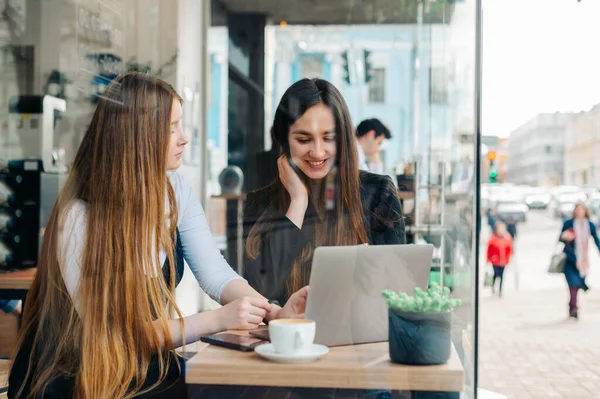 Geschäftsfrauen Formeller Kleidung Sitzen Einem Gemütlichen Café Und Arbeiten Mit — Stockfoto