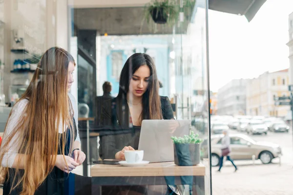 Zwei Ernsthafte Junge Geschäftsfrauen Arbeiten Mit Einem Laptop Einem Hellen — Stockfoto