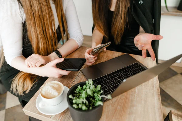 Mãos Duas Mulheres Negócios Desgaste Formal Sentadas Café Com Laptop — Fotografia de Stock