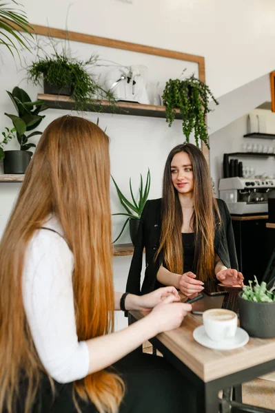 Stylisch Schön Büroangestellte Formeller Kleidung Einem Gemütlichen Café Trinken Kaffee — Stockfoto