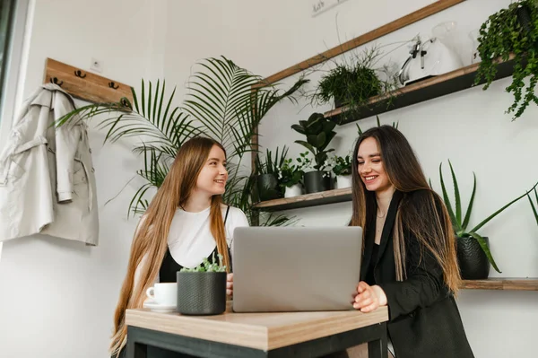 Zwei Fröhliche Junge Geschäftsfrauen Formeller Kleidung Sitzen Einem Gemütlichen Café — Stockfoto