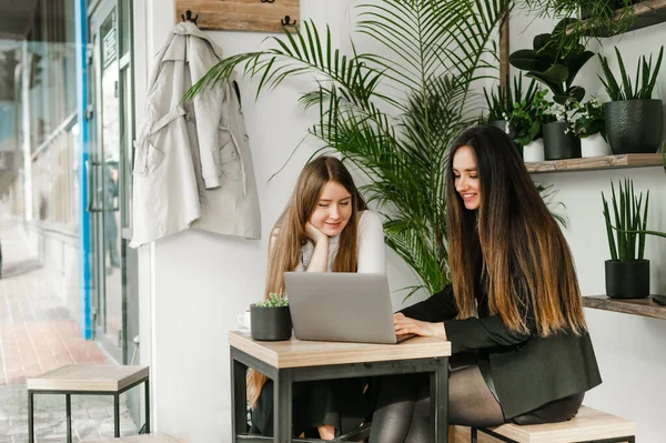 Glückliche Büroangestellte Mit Freundinnen Sitzen Einem Gemütlichen Café Und Bedienen — Stockfoto