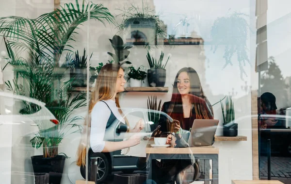 Foto Aus Dem Fenster Zwei Positive Mädchen Lässiger Kleidung Die — Stockfoto