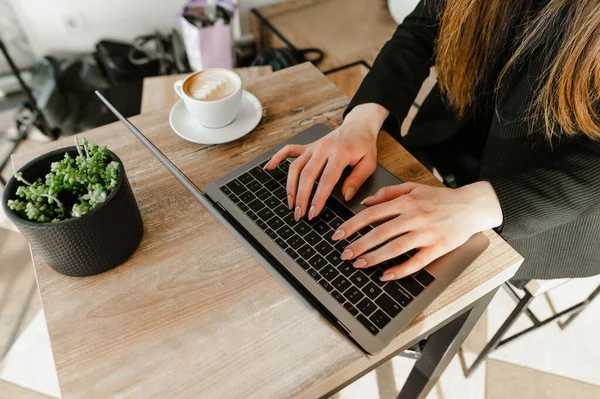 Egy Lány Aki Egy Kávézóban Dolgozik Laptopon Egy Csésze Kávéval — Stock Fotó