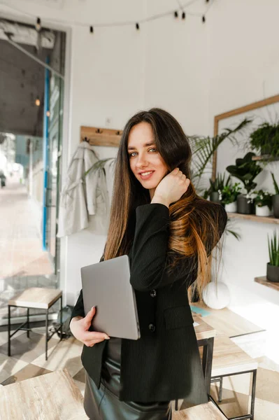 Positives Junges Mädchen Formeller Kleidung Steht Mit Laptop Und Dokumenten — Stockfoto