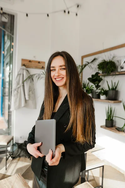 Lächelnde Junge Geschäftsfrau Mit Laptop Der Hand Posiert Vor Der — Stockfoto