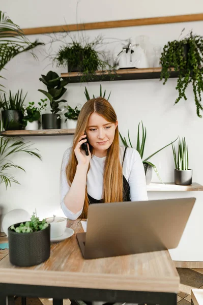 Smart Girl Sitzt Mit Einem Laptop Einem Café Blickt Mit — Stockfoto