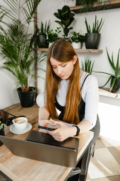 Junge Frau Legerer Kleidung Bedient Sich Tisch Café Mit Laptop — Stockfoto