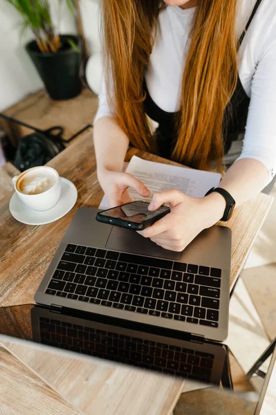 Szekrény Fotó Szabadúszó Asztalnál Laptop Üzleti Papírok Interneten Okostelefon Visel — Stock Fotó