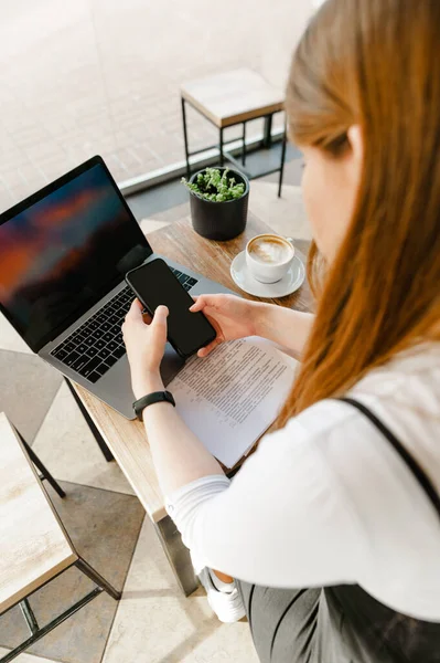 Estudante Sentada Café Com Xícara Café Papéis Com Tarefas Laptop — Fotografia de Stock