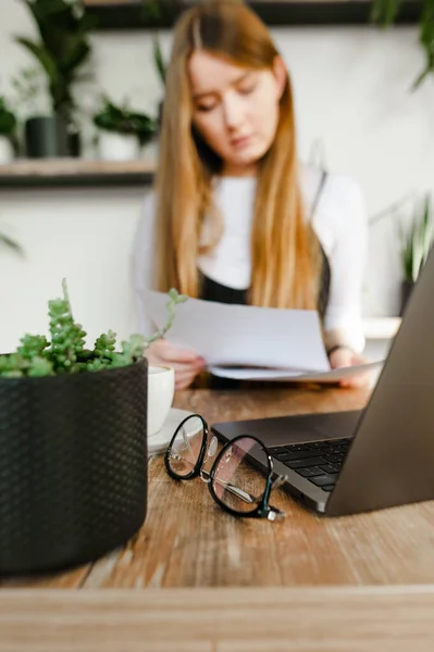 Háttér Egy Virágcserép Egy Szemüveg Egy Laptop Egy Lány Hátterében — Stock Fotó