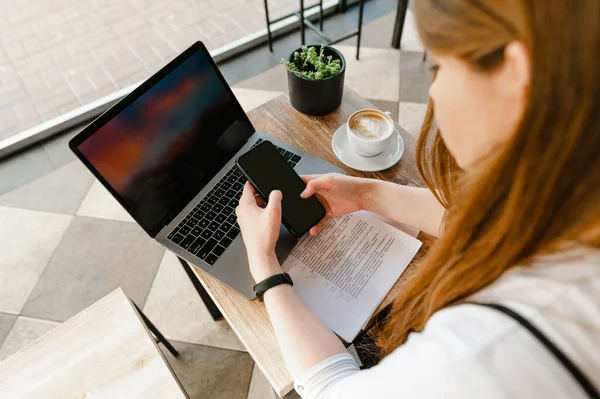 Menina Freelancer Senta Café Com Uma Xícara Café Laptop Papéis — Fotografia de Stock