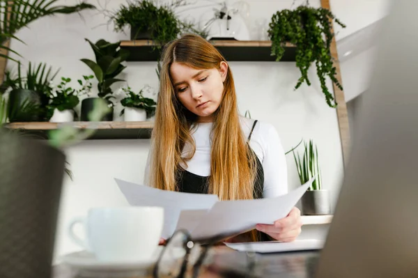 Konzentrierte Studentin Sitzen Ein Café Mit Zeitungen Der Hand Und — Stockfoto