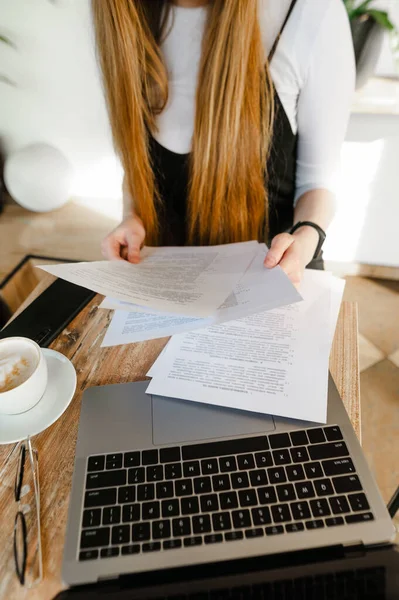 Gadis Pintar Duduk Dengan Laptop Kafe Dan Memeriksa Kertas Tangannya — Stok Foto