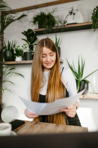 Estudante Sorridente Papéis Papel Café Acolhedor Com Plantas Sorrisos Senhora — Fotografia de Stock