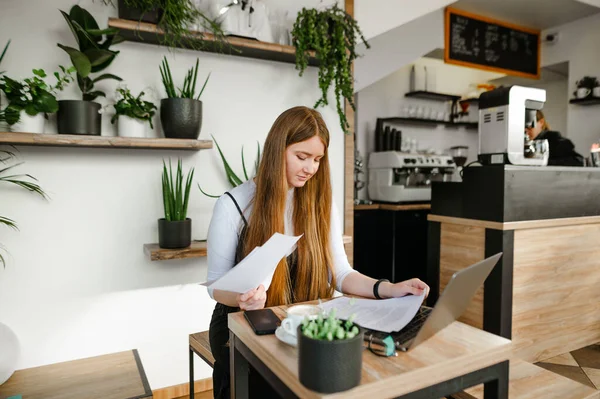 Businesswoman Breaks Cozy Stylish Coffee Shop Laptop Business Papers Girl — Stock Photo, Image