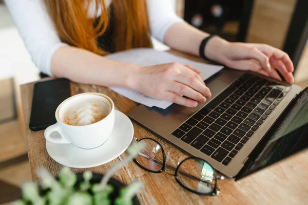 Hintergrund Studentin Sitzt Einem Tisch Einem Café Mit Einer Tasse — Stockfoto