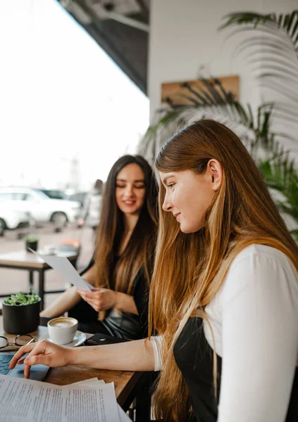 Zwei Junge Geschäftsfrauen Bei Einem Treffen Einem Hellen Restaurant Studieren — Stockfoto