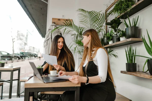 Dois Parceiros Negócios Femininos Positivos Desgaste Formal Estão Sentados Café — Fotografia de Stock