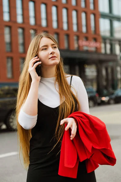 Porträtt Dam Formell Klänning Och Långt Blont Hår Talar Telefonen — Stockfoto