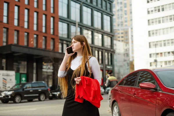 Retrato Una Estudiante Seria Pelo Largo Pie Calle Una Metrópolis — Foto de Stock