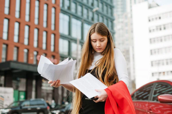 Étudiante Avec Longs Cheveux Blonds Dans Rue Une Métropole Tient — Photo