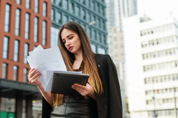 Retrato Cerca Una Joven Mujer Negocios Con Ropa Formal Oscura — Foto de Stock