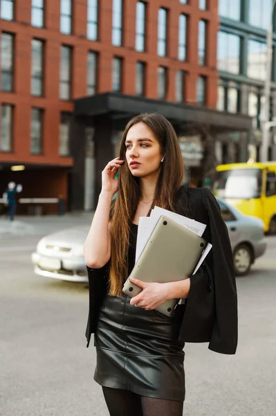 Retrato Vertical Una Mujer Negocios Con Estilo Ropa Formal Pie — Foto de Stock