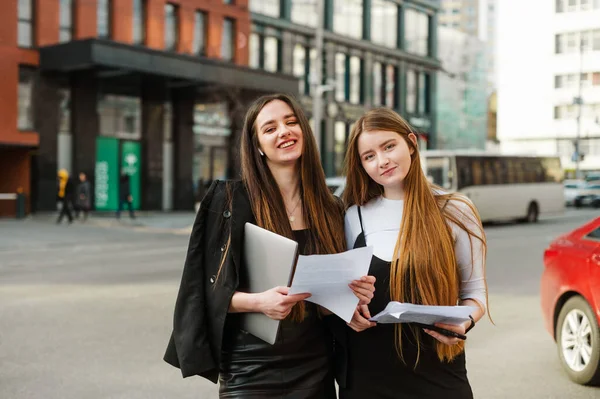 Portret Van Twee Vrolijke Kantoormedewerkers Die Straat Staan Met Een — Stockfoto