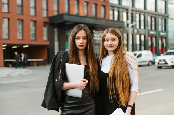 Due Giovani Donne Affari Abiti Formali Sono Piedi Strada Con — Foto Stock