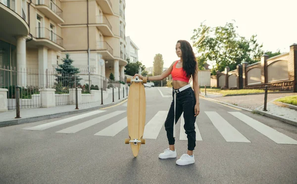 Chica Calle Ropa Verano Con Estilo Encuentra Calle Con Longboard —  Fotos de Stock