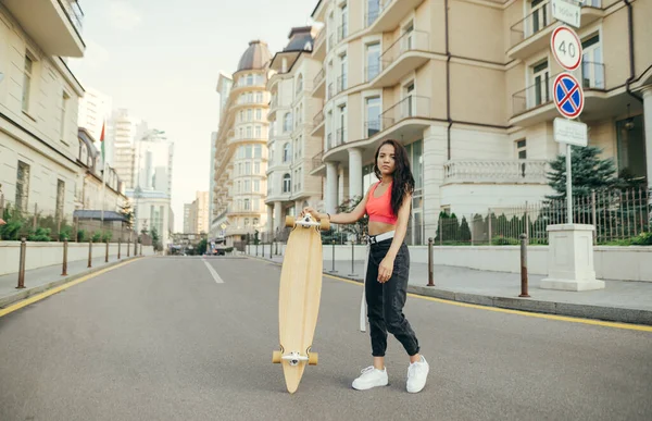 Menina Atraente Roupas Casuais Posando Nas Ruas Cidade Com Longboard — Fotografia de Stock
