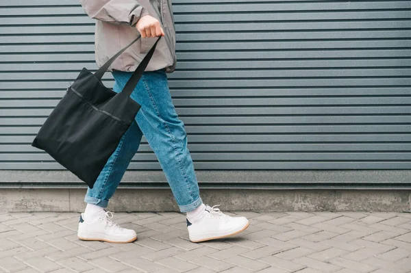 Ragazzo Jeans Sneakers Con Una Eco Borsa Riutilizzabile Mano Cammina — Foto Stock