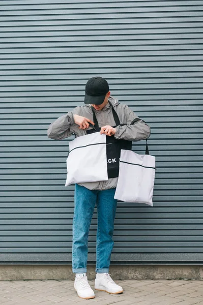 Eco Vriendelijke Man Stijlvolle Kleding Houdt Met Herbruikbare Boodschappentassen Zijn — Stockfoto