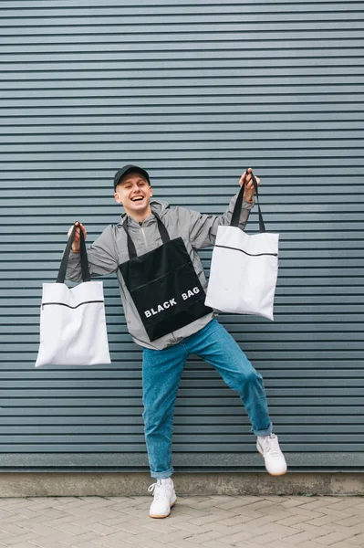 Fuld Længde Foto Miljøvenlig Ung Mand Stilfuld Streetwear Stående Grå - Stock-foto