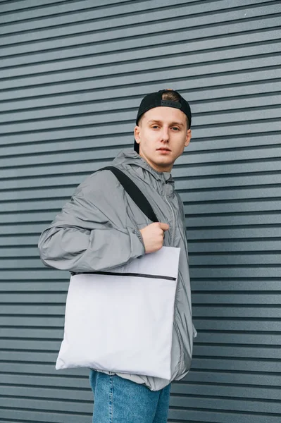 Portret Van Een Aantrekkelijke Jongeman Stijlvolle Streetwear Met Witte Ecotas — Stockfoto