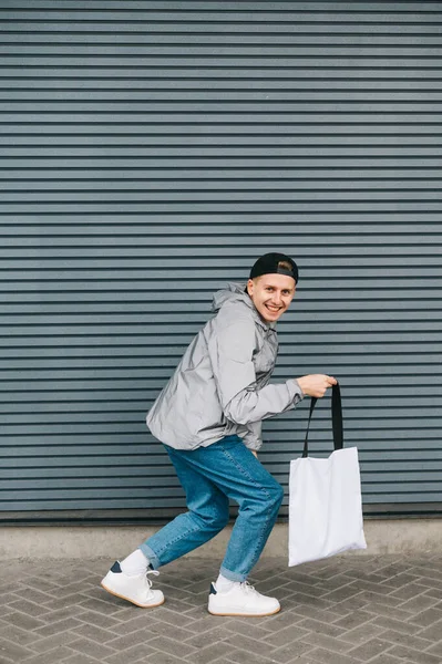 Joven Divertido Con Eco Bolsa Mano Divierte Fondo Pared Gris — Foto de Stock