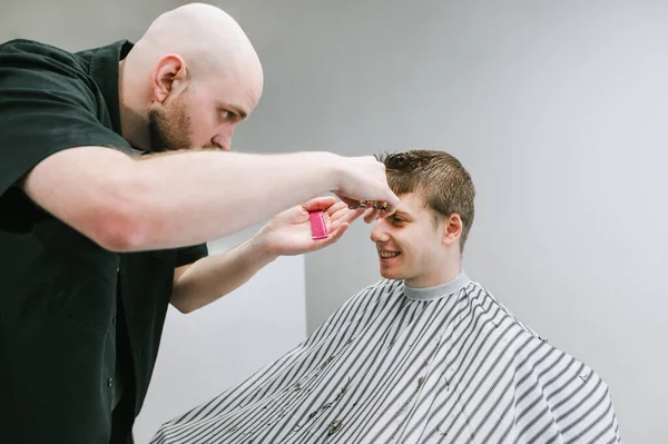 Skallig Frisör Svart Skjorta Klipper Hår Med Sax Och Nöjd — Stockfoto