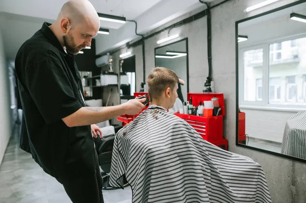 Professioneller Friseur Schneidet Den Friseursalon Des Kunden Mit Loft Interieur — Stockfoto