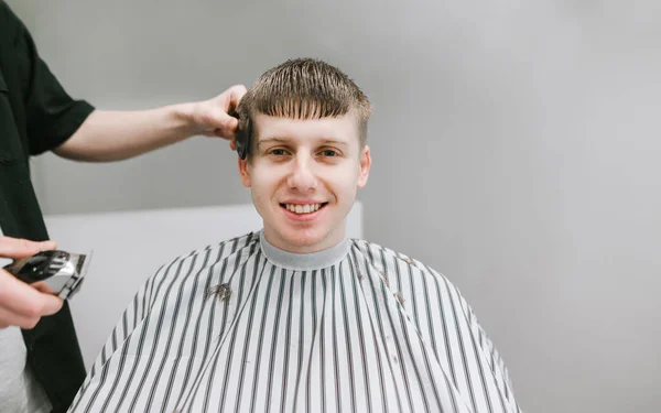 Primer Plano Joven Feliz Sentado Peignoir Silla Peluquero Mirando Cámara —  Fotos de Stock