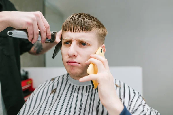 Retrato Homem Negócios Engraçado Cortando Seu Cabelo Uma Barbearia Falando — Fotografia de Stock