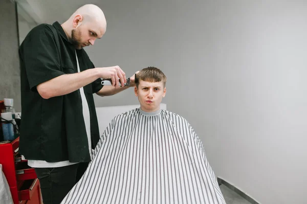 Frisör Hår Clipper Hår Clipper Rolig Klient Med Allvarliga Ansikte — Stockfoto